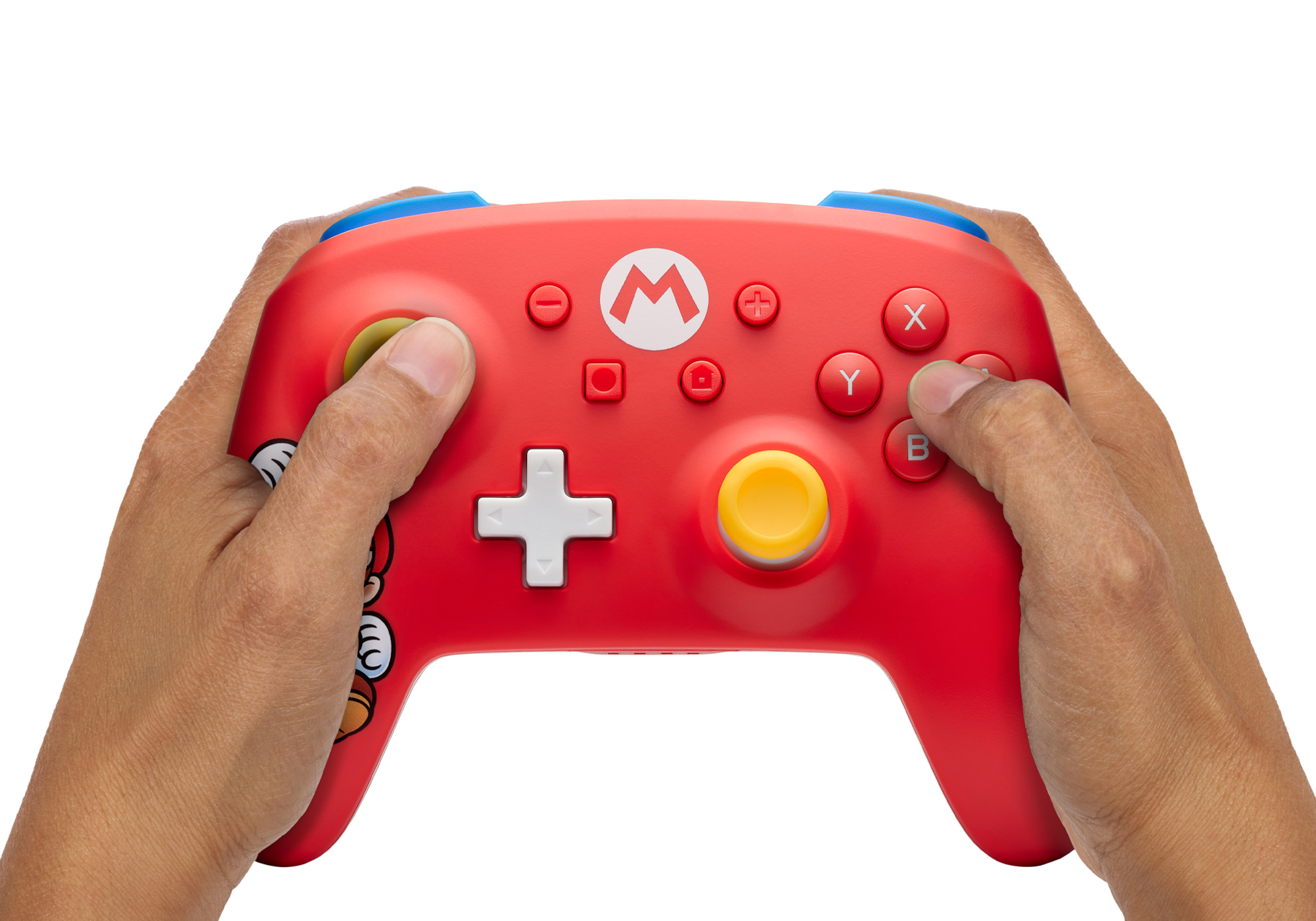 Mani che tengono un controller di gioco rosso a tema Mario su sfondo bianco.