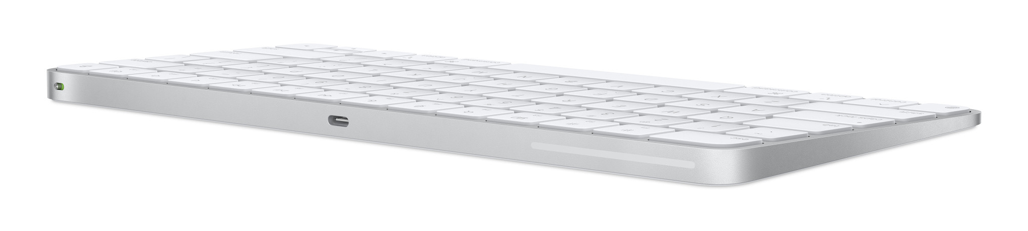 Una tastiera wireless bianca e piatta con cornice argentata vista da angolazione bassa su sfondo bianco.