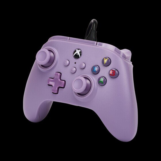 Fioletowy kontroler do Xboxa z czarnym kablem na czarnym tle.