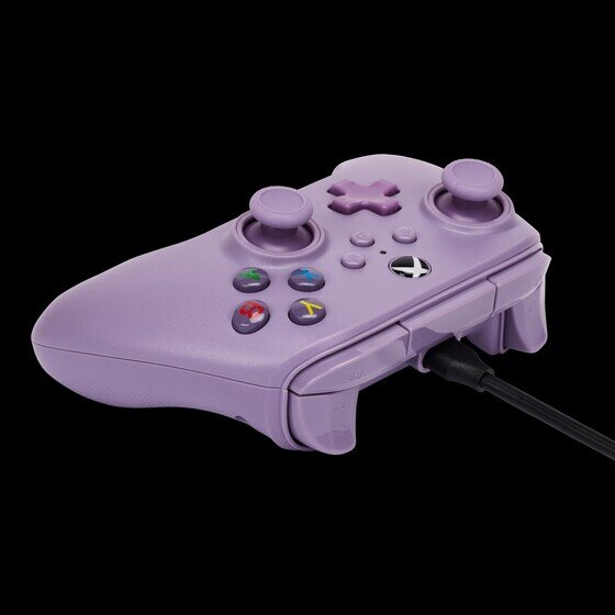 Fioletowy kontroler Xbox z podłączonym czarnym kablem ładującym, na czarnym tle.