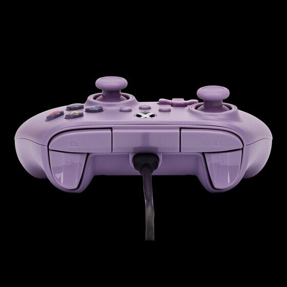 Przedni widok fioletowego kontrolera Xbox z podłączonym czarnym kablem na czarnym tle.