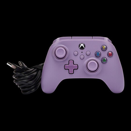 Jasnofioletowy kontroler Xbox z czarnym kablem USB-C z lewej strony na czarnym tle.