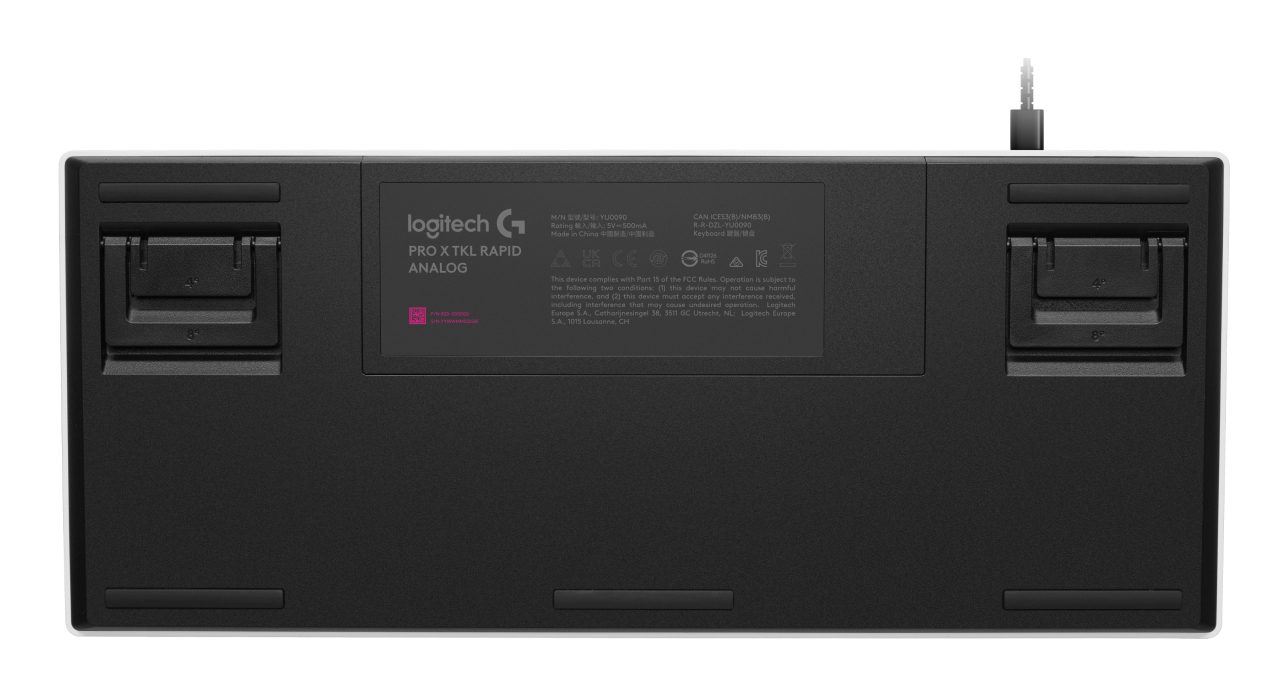Parte inferior del teclado negro Logitech Pro X TKL Rapid Analog con patas ajustables y etiqueta.