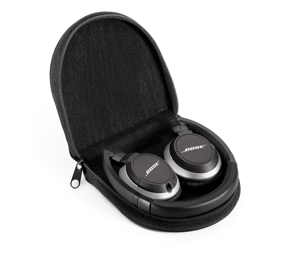 Zusammengeklappte schwarze Bose-Kopfhörer in einem offenen schwarzen Etui auf weißem Hintergrund.