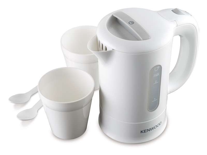 Un bollitore elettrico Kenwood bianco vicino a due tazze bianche e due cucchiaini su sfondo bianco.
