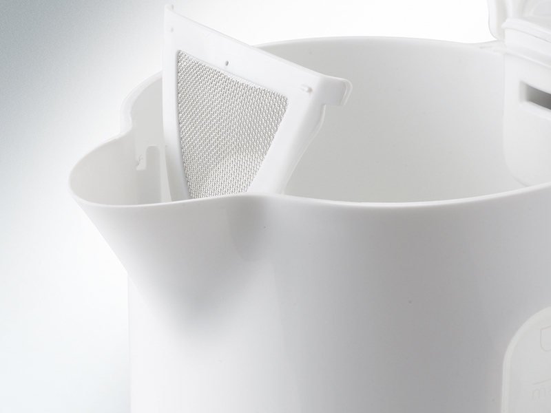 Un bollitore elettrico bianco con un filtro a rete integrato nel beccuccio.