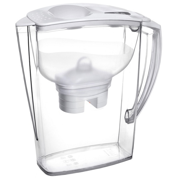 Ein weißer, transparenter Wasserfilterkrug mit Griff und integriertem Filtersystem auf weißem Hintergrund.