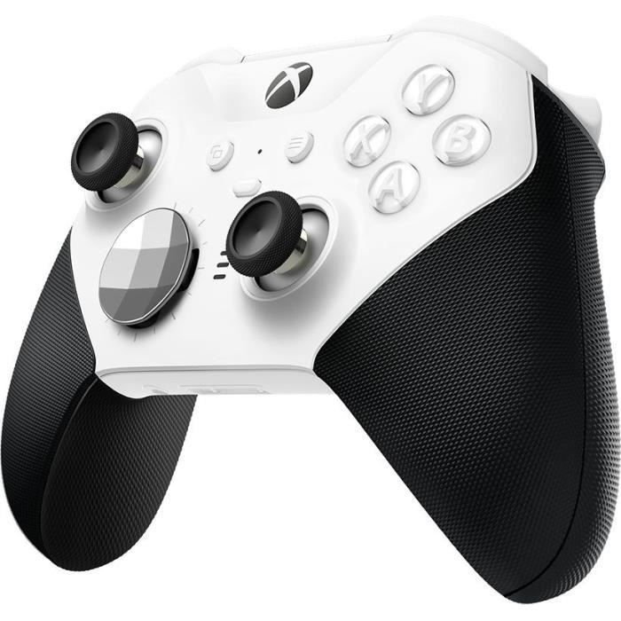 Un controller Xbox bianco e nero con impugnature texture, levette analogiche, D-pad metallico e pulsanti.