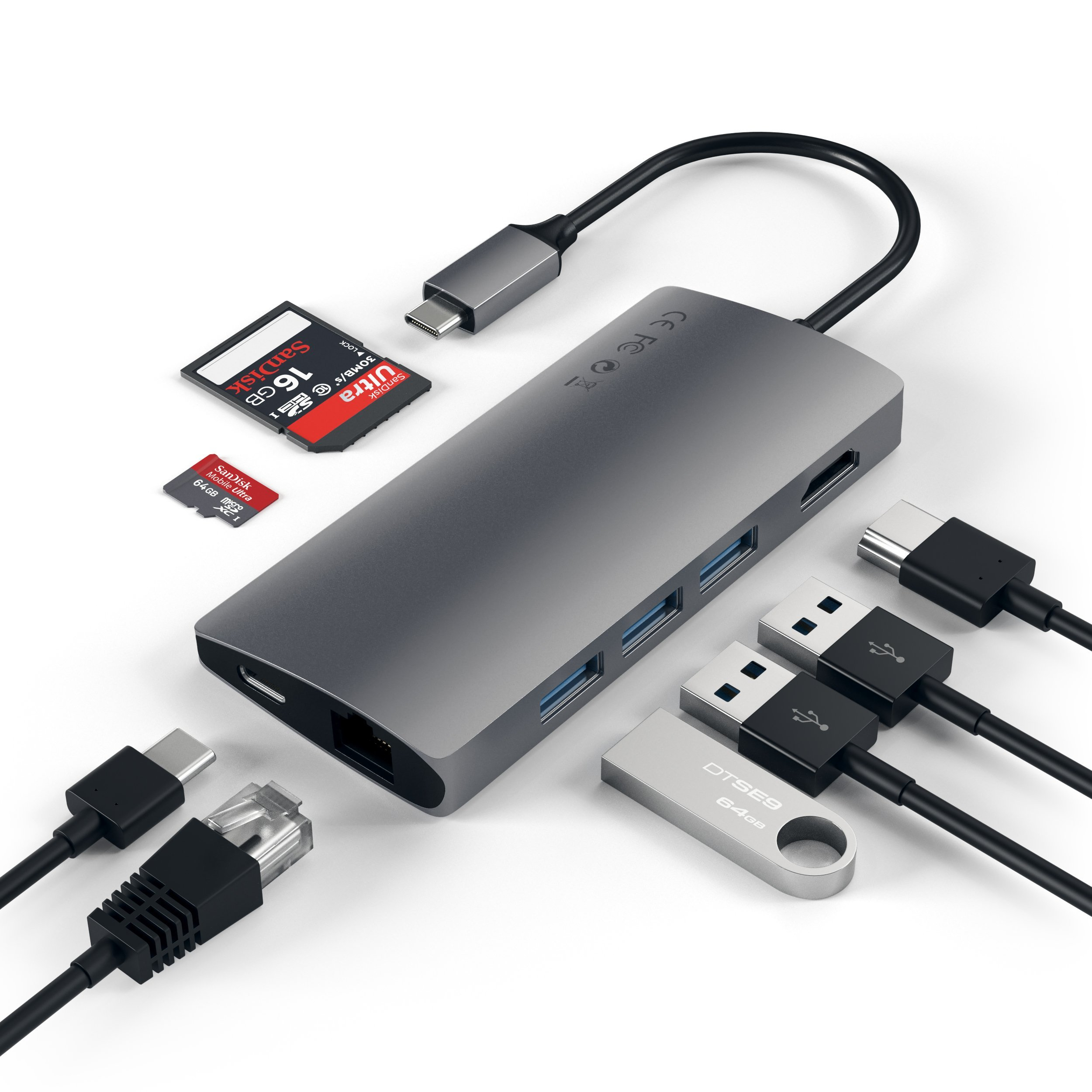 Ein grauer USB-C-Hub mit angeschlossenen Kabeln, einem USB-Stick und zwei Speicherkarten auf weißem Hintergrund.