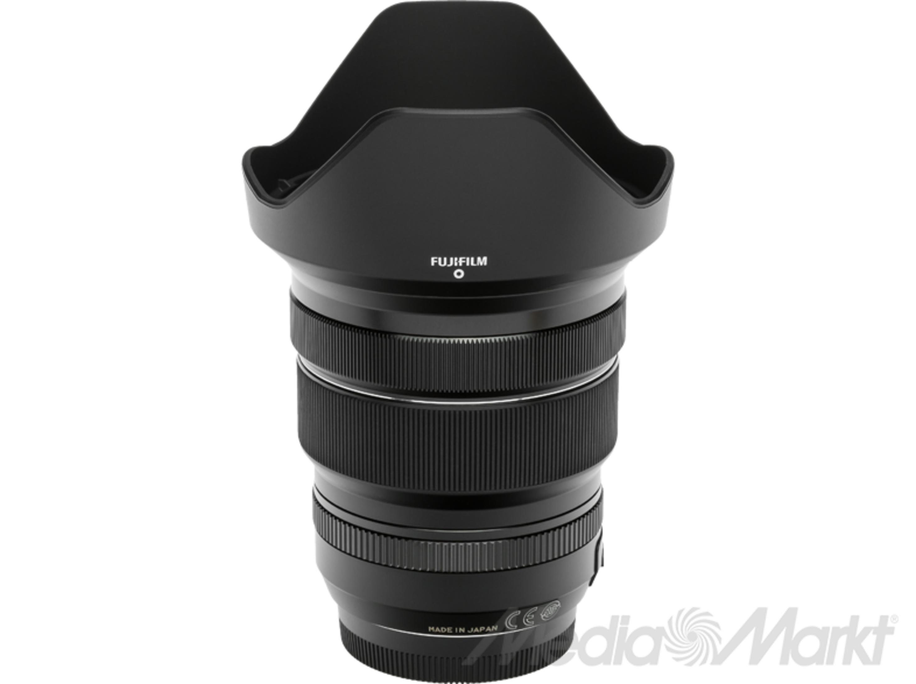 Obiettivo per fotocamera Fujifilm nero con paraluce su sfondo bianco.