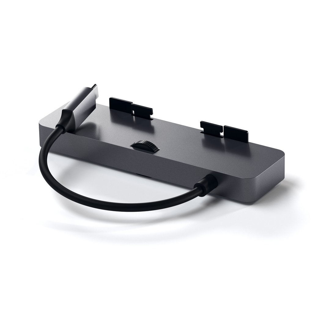 Un concentrador USB-C gris con un cable negro y un conector sobre un fondo blanco.