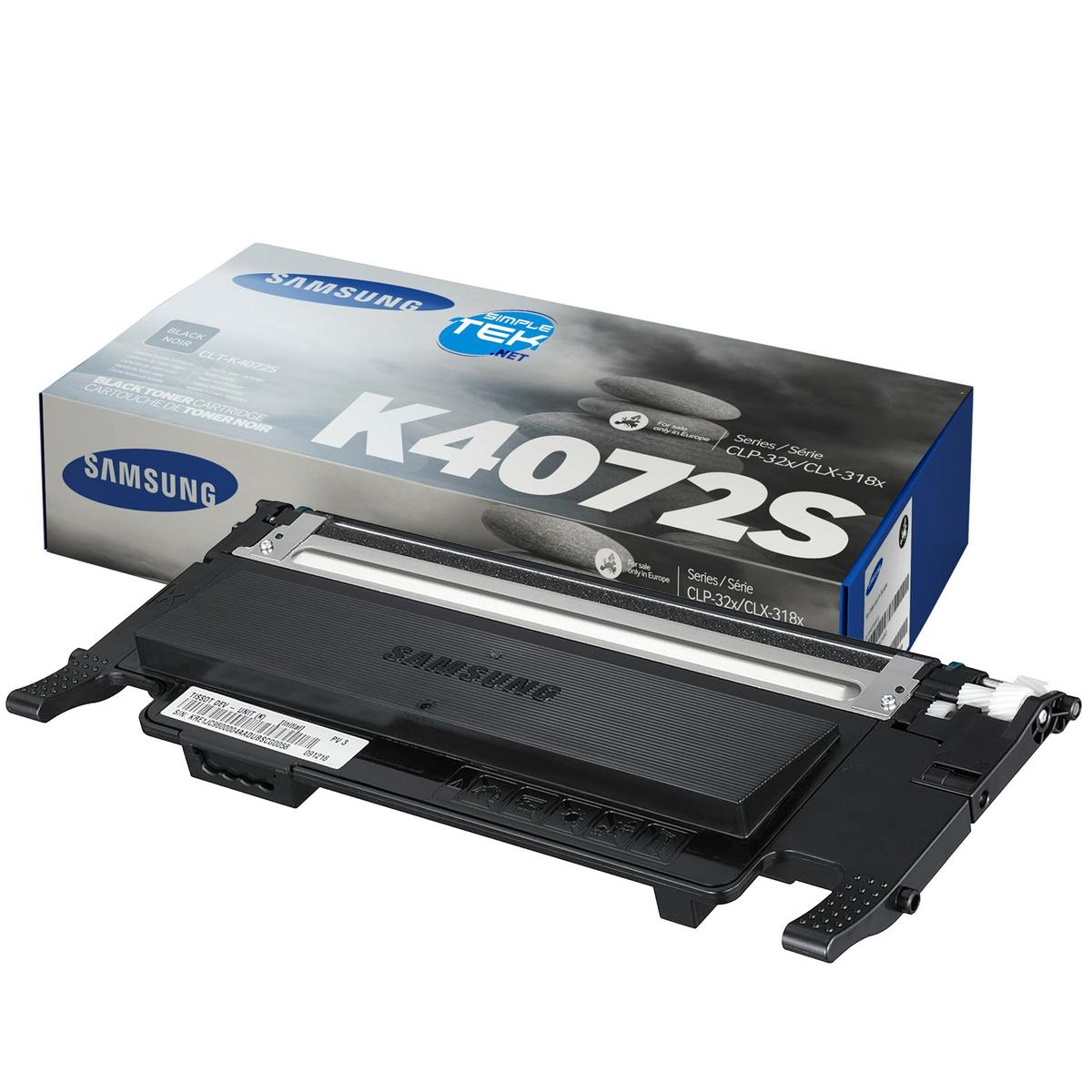 Una cartuccia di toner nera Samsung K4072S si trova davanti alla sua confezione blu e bianca.