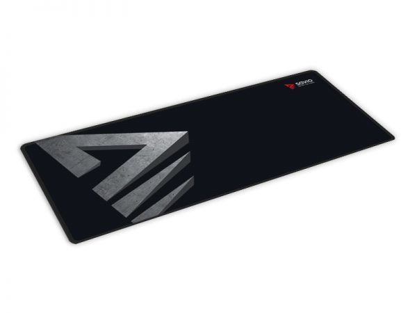 Tappetino per mouse da gioco nero con logo geometrico grigio e scritte rosse.