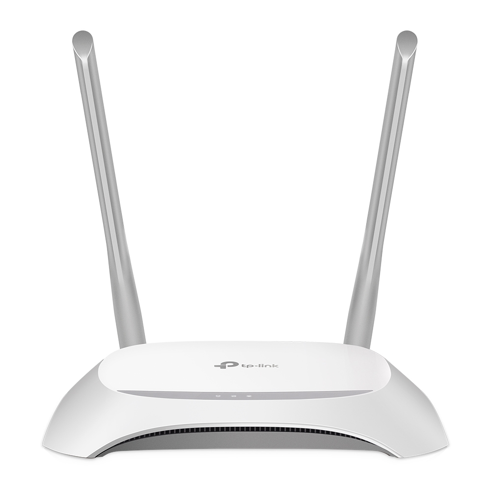 Een witte TP-Link wifi-router met twee grote antennes staat op een wit oppervlak tegen een witte achtergrond.