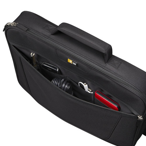 Eine schwarze Laptoptasche mit geöffneter Fronttasche, die Kabel, ein Telefon und eine rote Powerbank enthält.