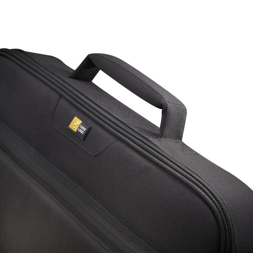 Nahaufnahme einer schwarzen Laptoptasche mit Griff und gelbem Case Logic Logo.
