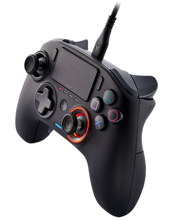 Czarny kontroler PlayStation z podświetlanym na czerwono pierścieniem wokół lewego drążka i kablem USB.