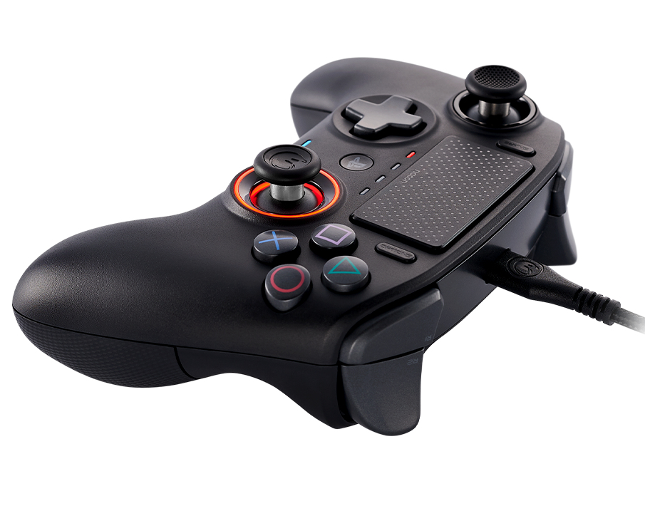 Czarny kontroler PlayStation 4 z podłączonym kablem USB na białym tle.