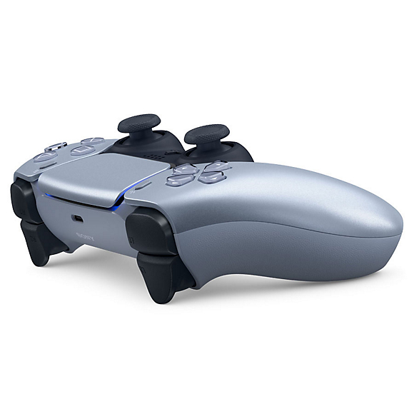 Un controlador DualSense de PlayStation 5 plateado aislado en fondo blanco, vista lateral.