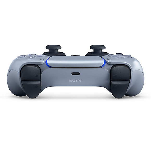Un mando plateado de PlayStation 5 visto desde arriba, con logotipo de SONY, luz azul y botones de hombro negros.
