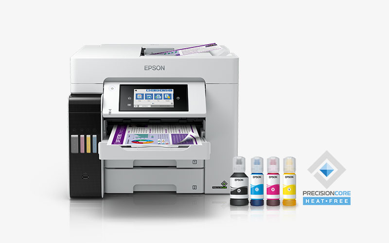 Weißer Epson-Drucker mit gedrucktem Dokument und vier Tintenflaschen daneben.