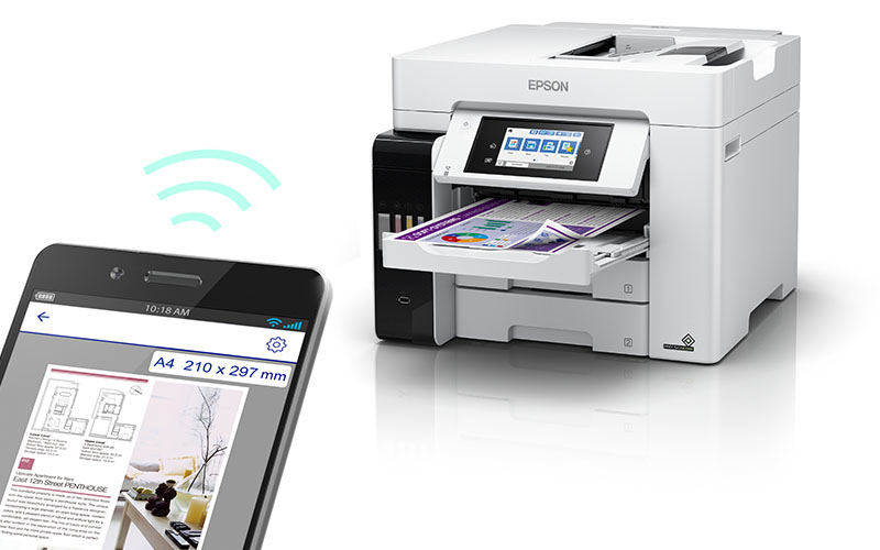 Ein Smartphone verbindet sich kabellos mit einem weißen Epson-Drucker und druckt ein Dokument.
