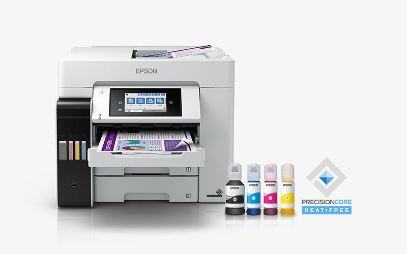 Ein weißer Epson-Tintenstrahldrucker mit vier Tintenflaschen und dem Logo PrecisionCore Heat Free auf weißem Grund.