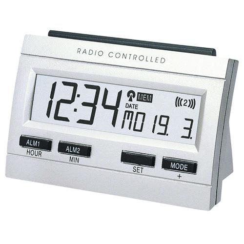 Despertador radiocontrolado plateado con pantalla LCD digital, fecha y cuatro botones negros.
