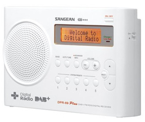 Weißes Sangean Digitalradio mit Lautsprecher, LCD-Display und mehreren Tasten auf der Vorderseite.