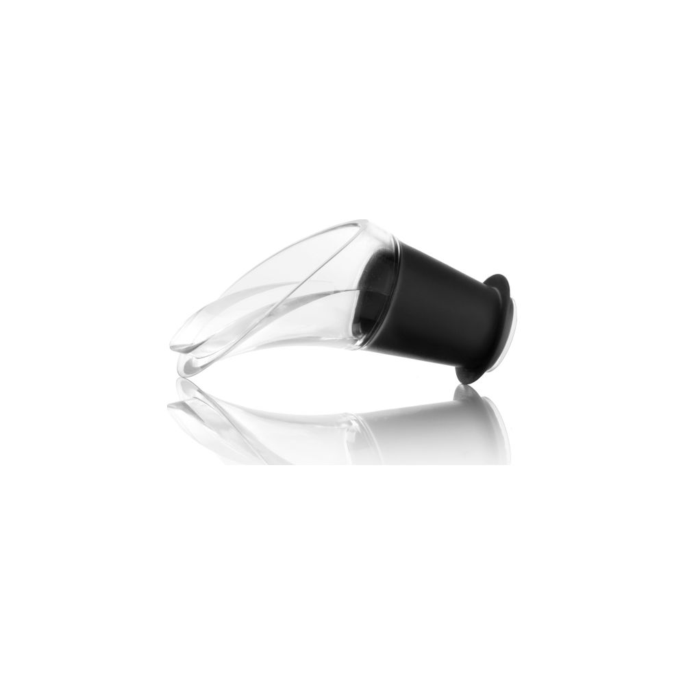 Un versatore per vino trasparente con tappo in gomma nera su sfondo bianco.