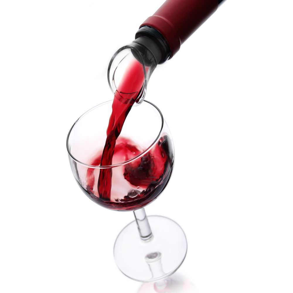 Il vino rosso viene versato da una bottiglia con aeratore in un bicchiere, su sfondo bianco.