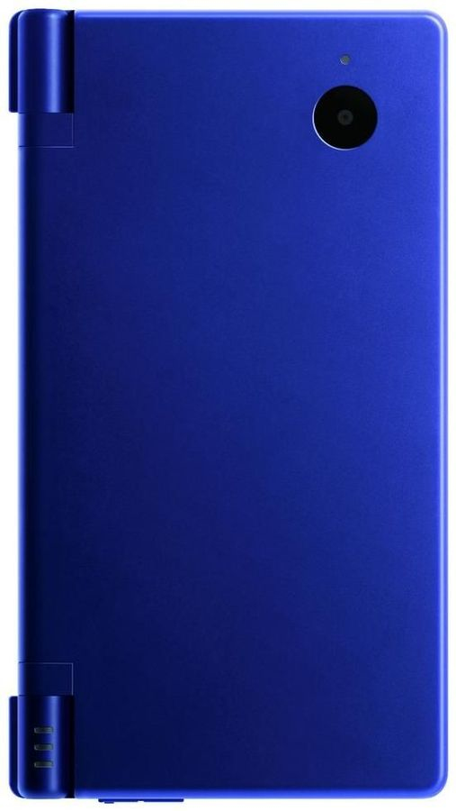 La consola Nintendo DSi XL azul cerrada muestra su parte trasera con una lente de cámara y un micrófono.