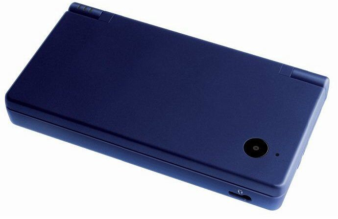 Una consola de videojuegos portátil Nintendo DSi XL azul oscuro cerrada sobre fondo blanco.