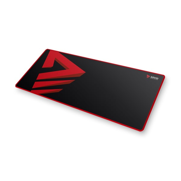 Una alfombrilla de ratón negra con borde rojo y logotipo geométrico rojo a la izquierda sobre fondo blanco.