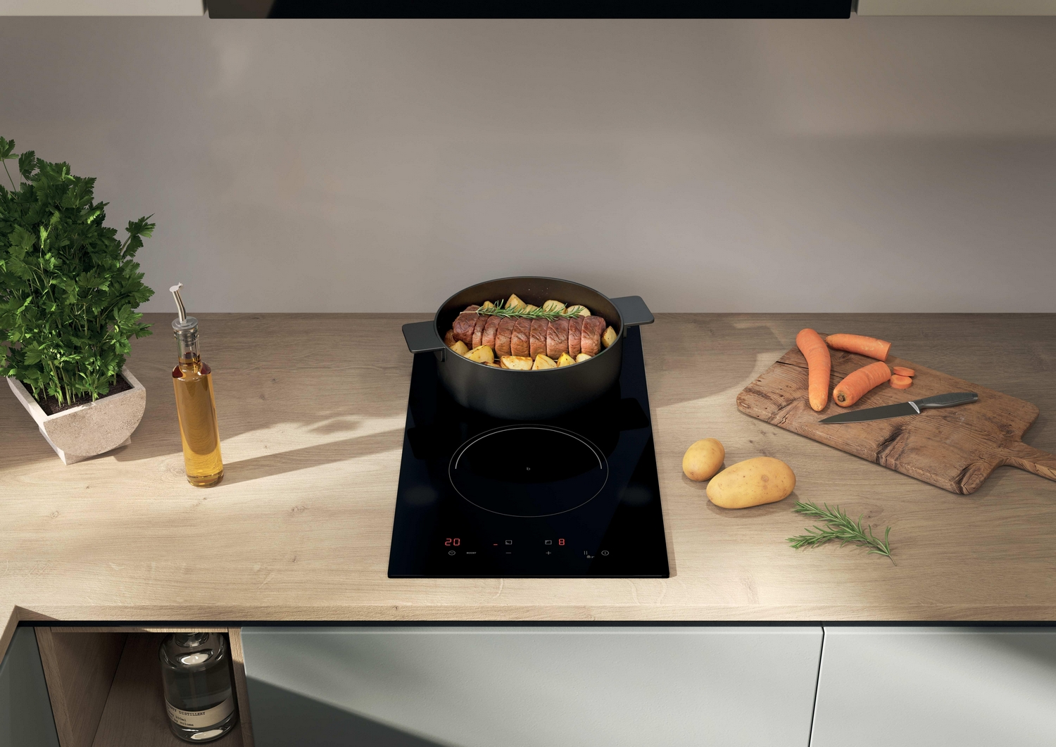 Una pentola nera con carne e patate si trova su un piano cottura a induzione su un bancone di legno.