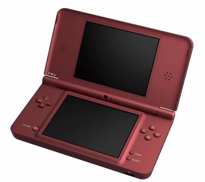 Una consola de videojuegos portátil Nintendo DSi XL roja abierta sobre fondo blanco.