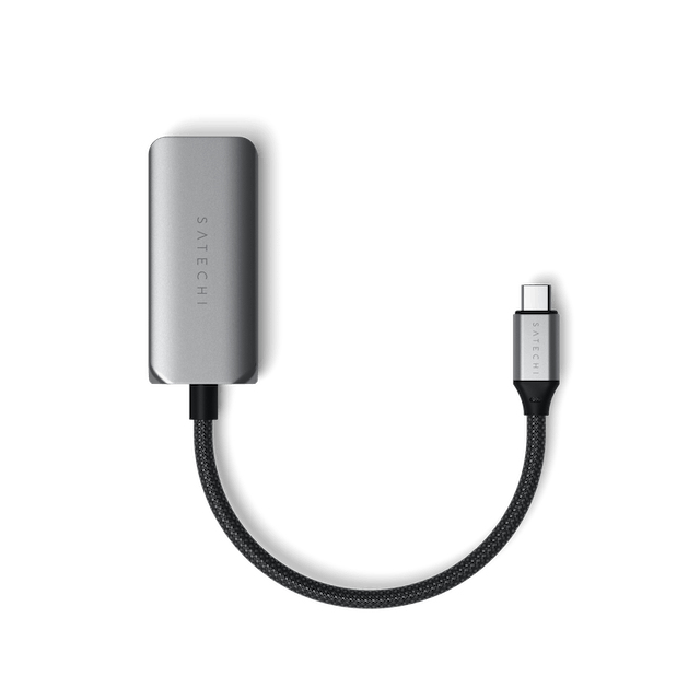 Szary adapter USB-C Satechi z plecionym czarnym kablem na białym tle.