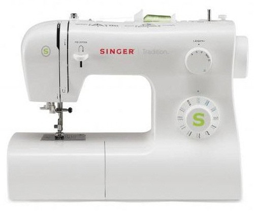 Una máquina de coser blanca Singer Tradition con perillas y logo rojo sobre fondo blanco.