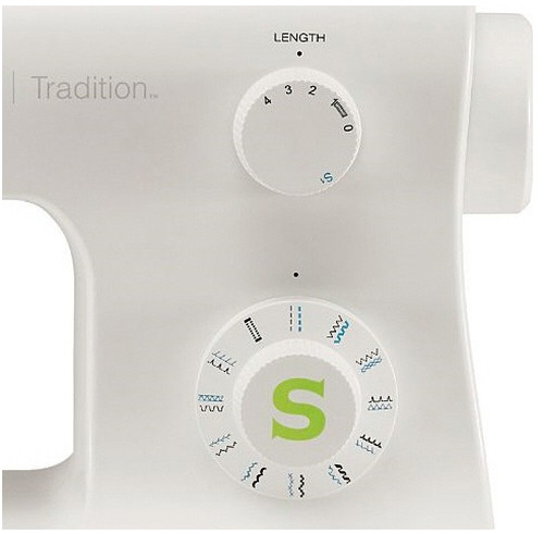 Primer plano de una máquina de coser blanca Singer Tradition con selectores de longitud y patrón de puntada.
