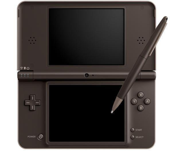 Eine braune Nintendo DSi Konsole mit zwei Bildschirmen und einem Eingabestift auf dem unteren Bildschirm.