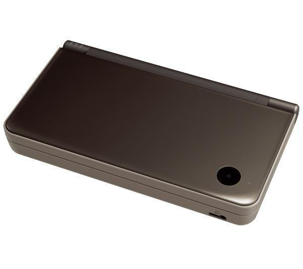 Eine geschlossene dunkelbraune Handheld-Spielekonsole mit einer Kamera auf der Vorderseite vor weißem Hintergrund.