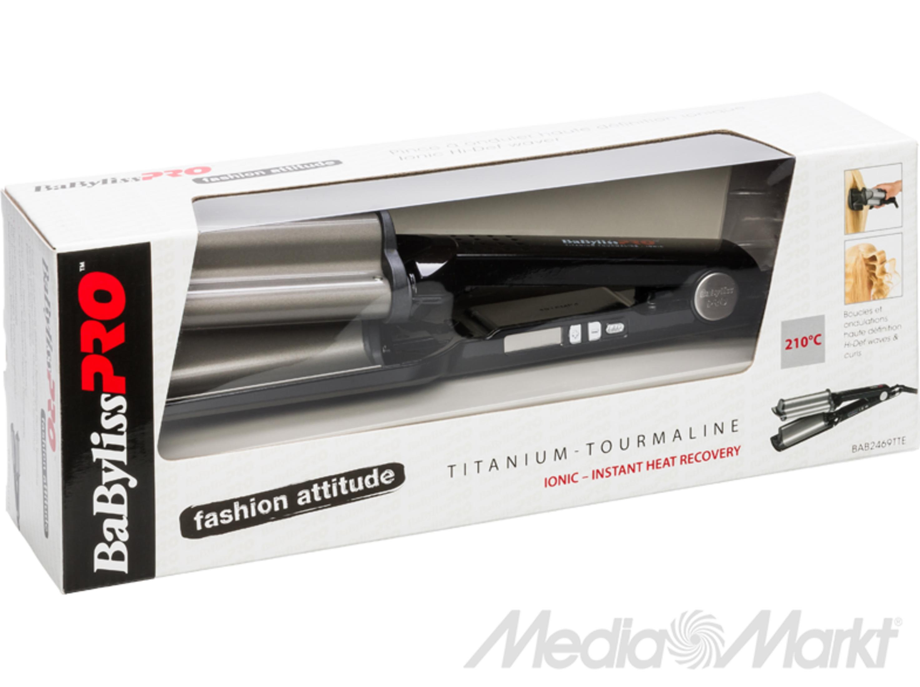 Un arricciacapelli BaBylissPRO Titanium Tourmaline nella sua confezione bianca e nera su sfondo bianco.
