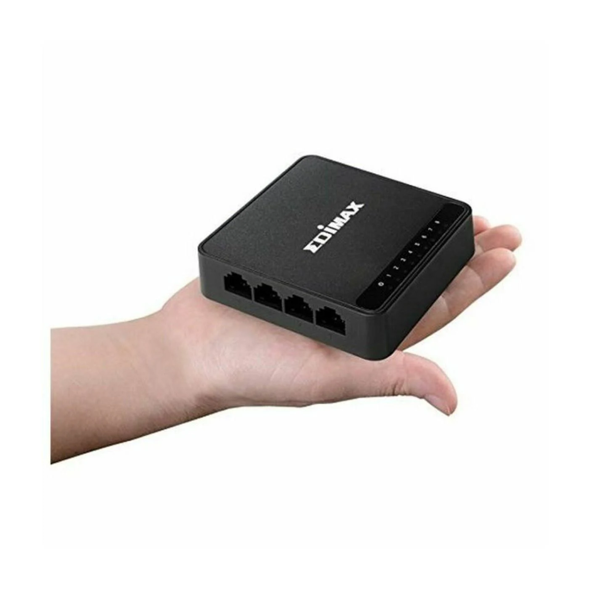 Eine Hand hält einen kleinen, schwarzen Edimax Netzwerk-Switch mit Ethernet-Anschlüssen.