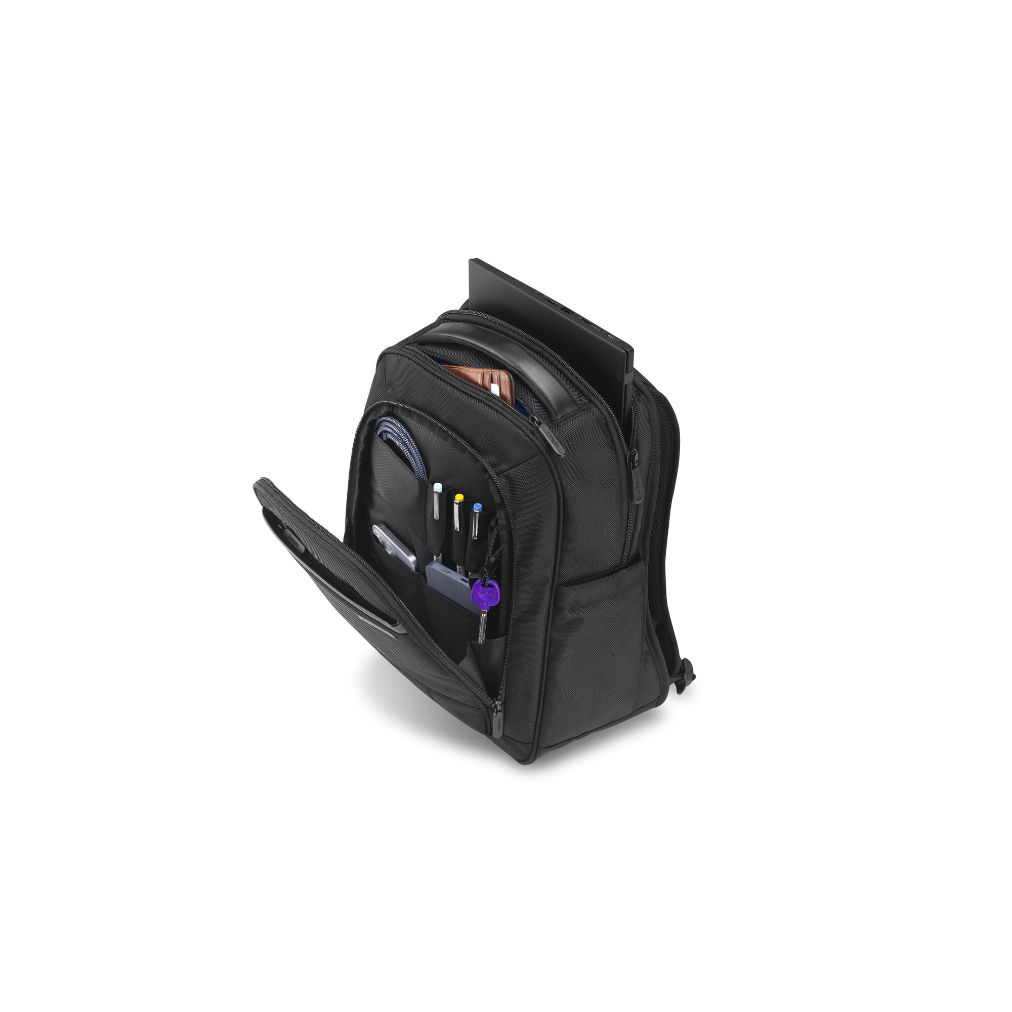 Ein offener schwarzer Rucksack mit Stiften, Kabeln und einem Laptop in einer Tasche.