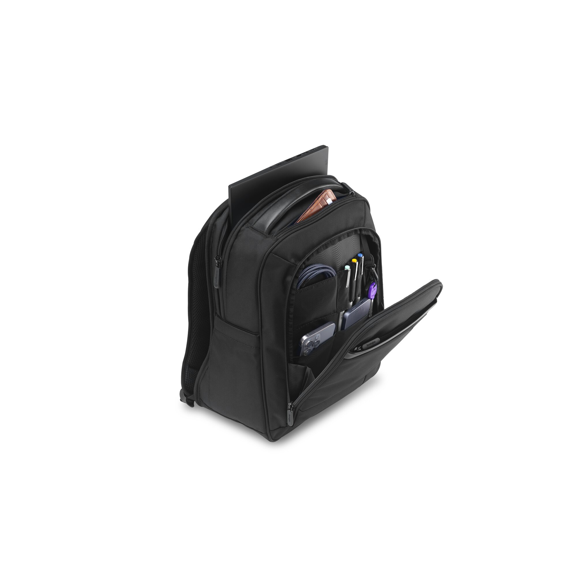 Ein schwarzer Rucksack mit offenem Fach, gefüllt mit Stiften, Elektronik und einem Laptop.