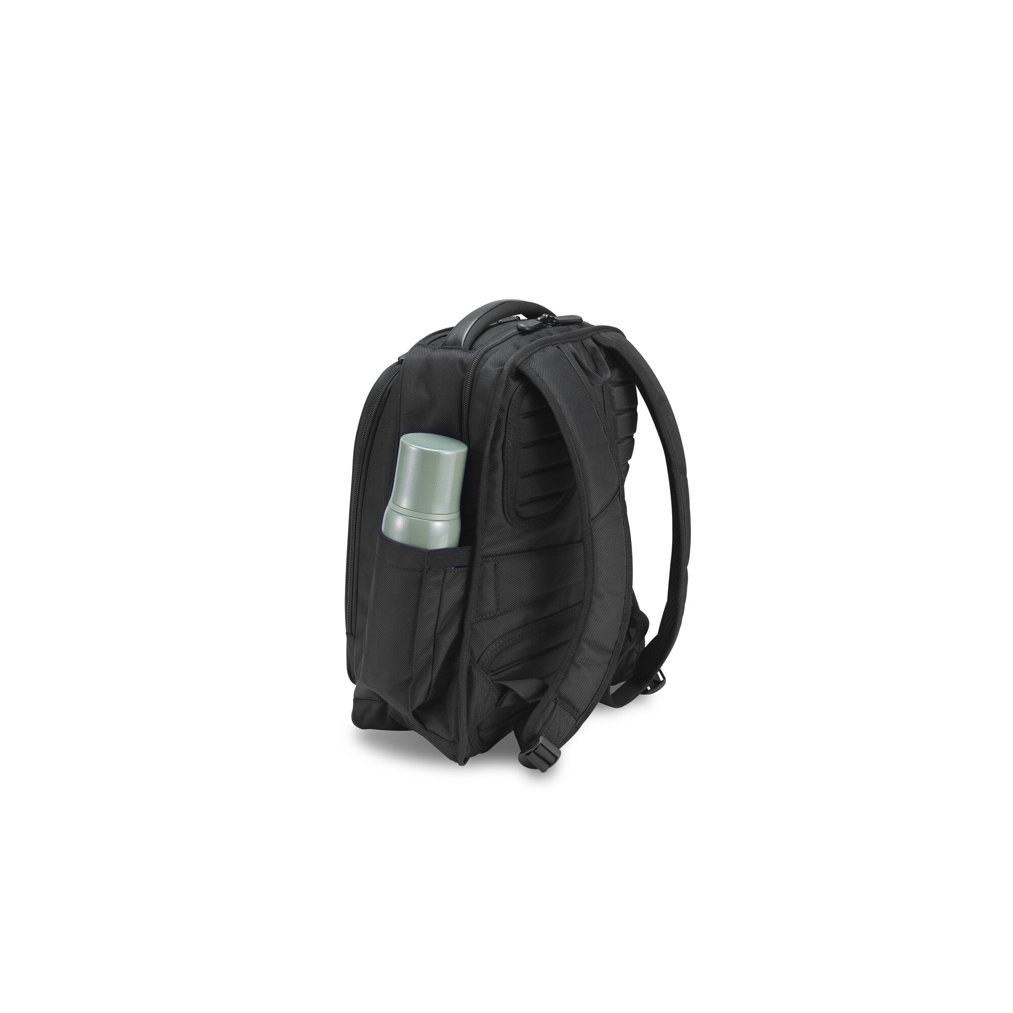 Ein schwarzer Rucksack mit einer grünen Flasche in der Seitentasche vor weißem Hintergrund.