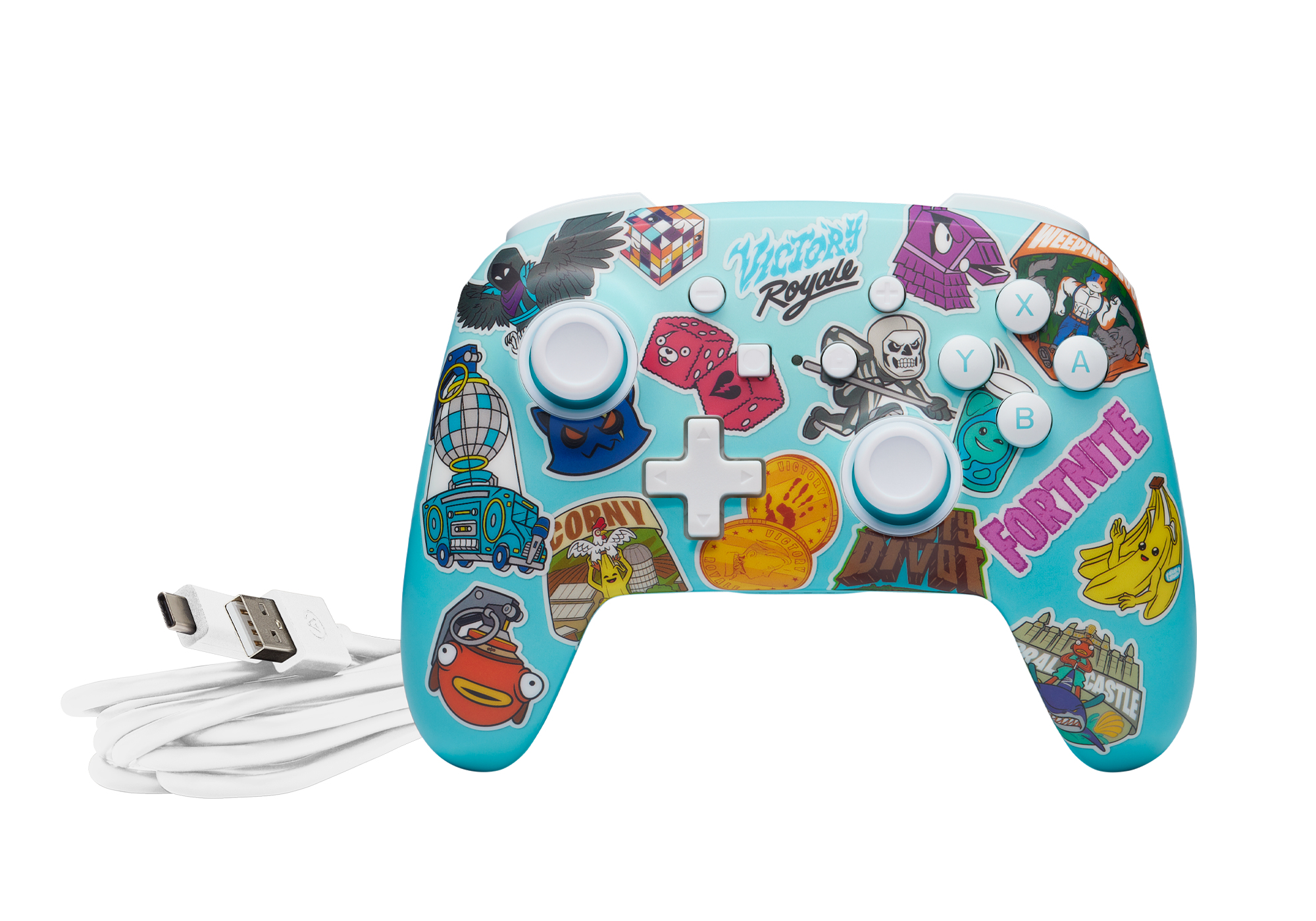 Un controller per videogiochi azzurro con adesivi di Fortnite e un cavo USB-C bianco su sfondo bianco.