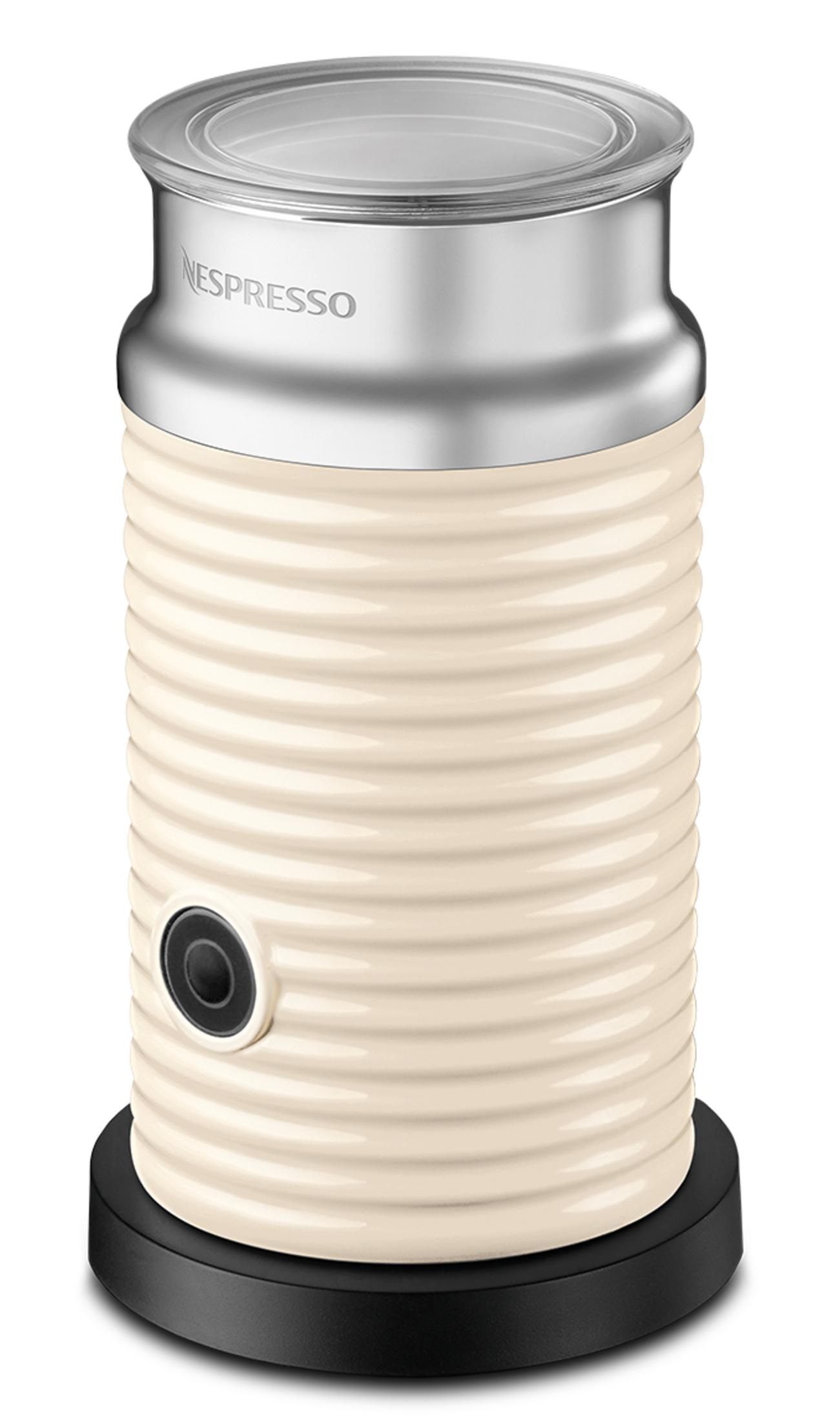 Un mousseur à lait Nespresso beige avec un sommet argenté et une base noire.