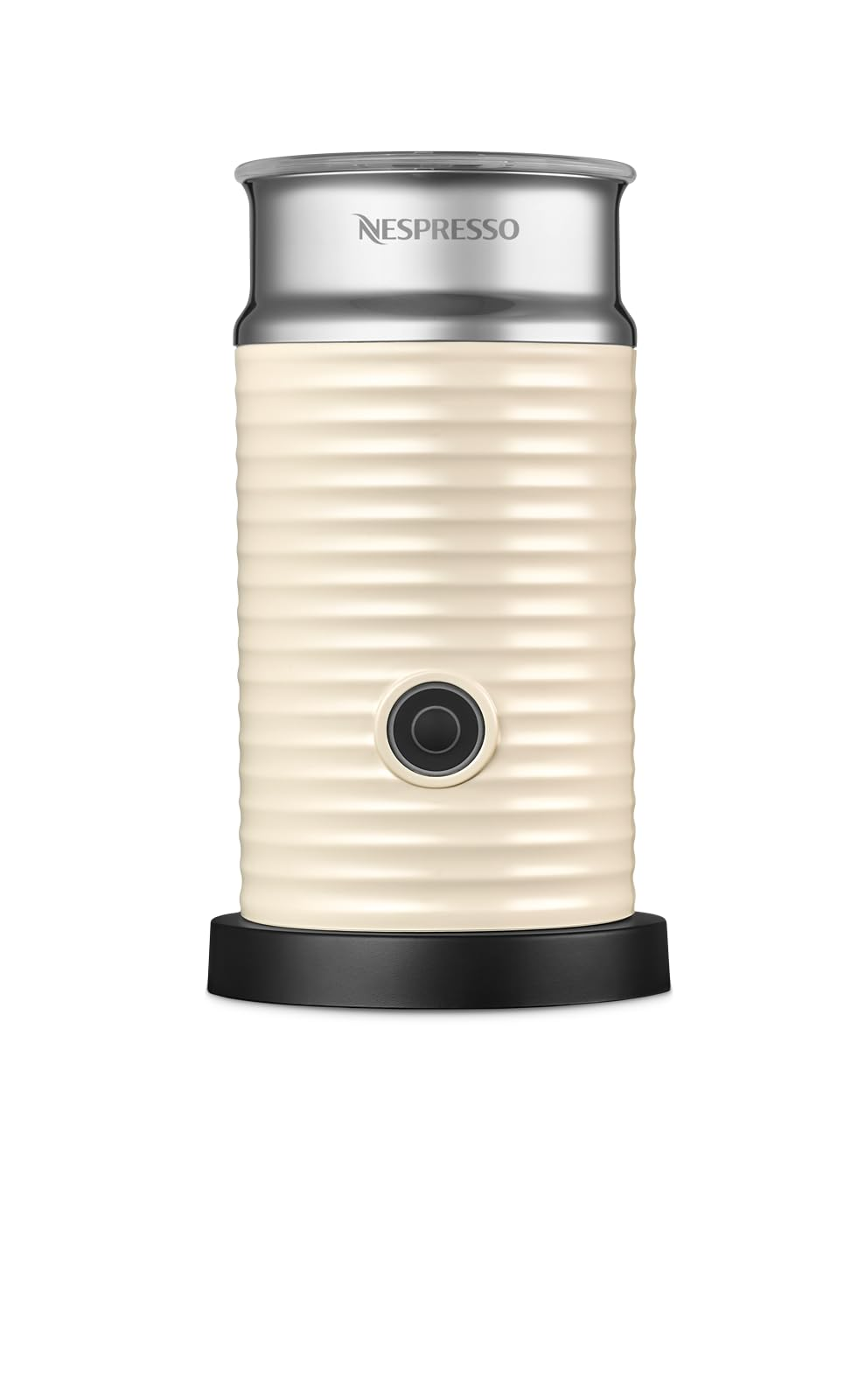 Un mousseur à lait Nespresso beige avec des rainures et un bouton noir sur une base ronde sur fond blanc.