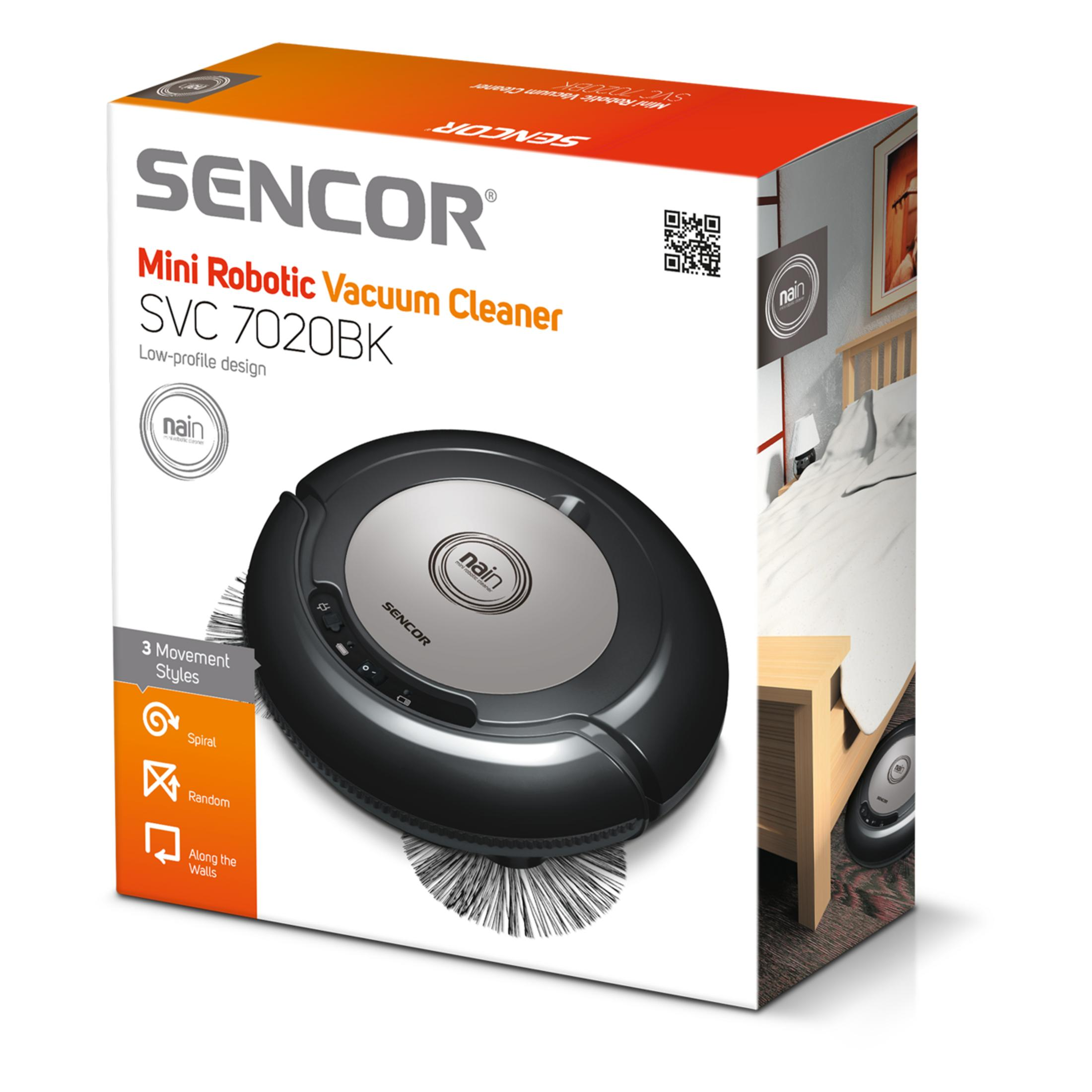 Scatola del mini robot aspirapolvere Sencor SVC 7020BK con l'aspirapolvere nero e una camera da letto.